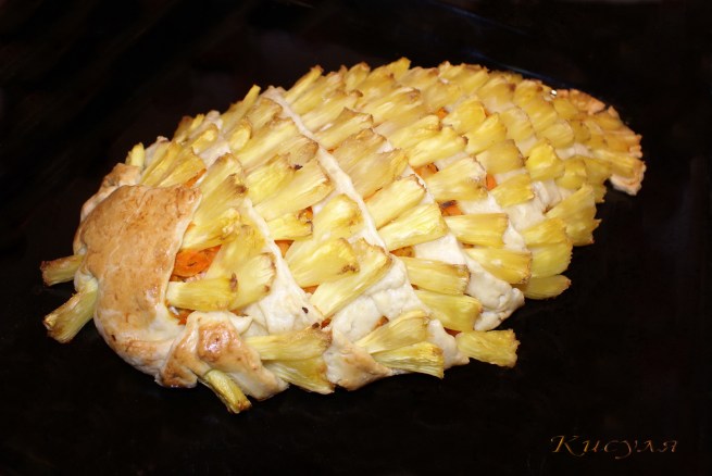 Пирог с рыбой и ананасом 