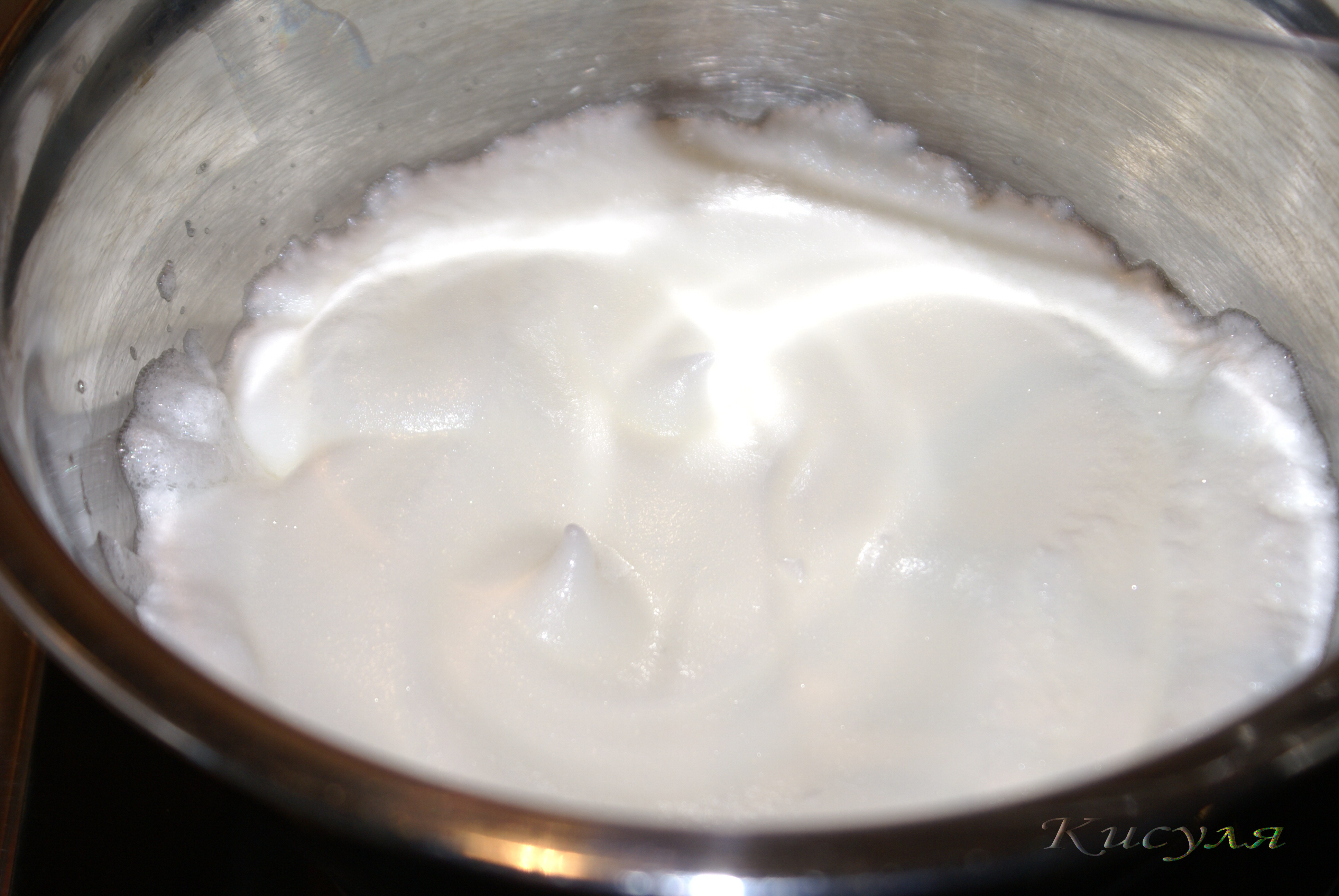 Крем на водяной бане рецепт. Белковый крем с желатином. Сметанная пропитка для торта. Взбивание на водяной бане. Пропитка из сметаны для бисквита.